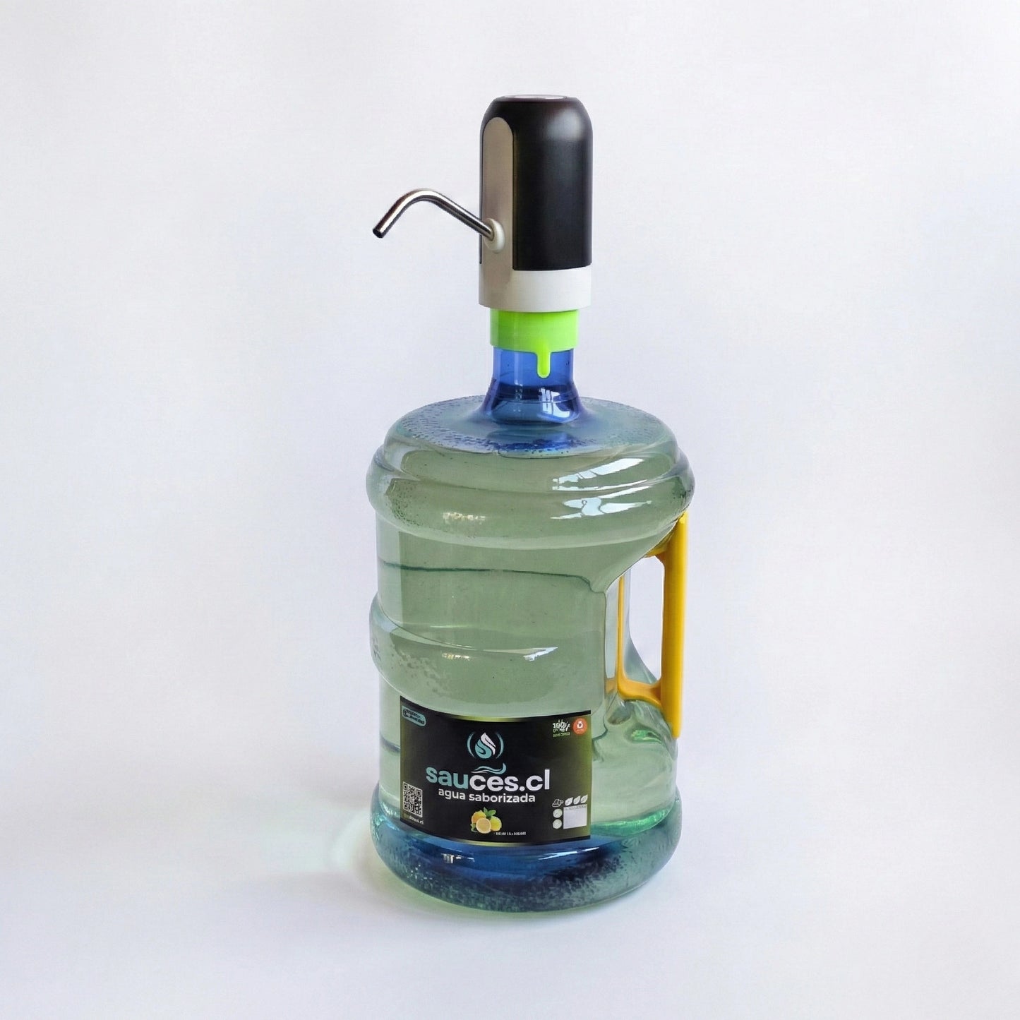 Pack de Sauces.cl que incluye 1 bidón de 10 litros de agua saborizada sabor menta limón con un dispensador eléctrico USB instalado. Bebida premium con prebióticos, vitamina C y stevia.