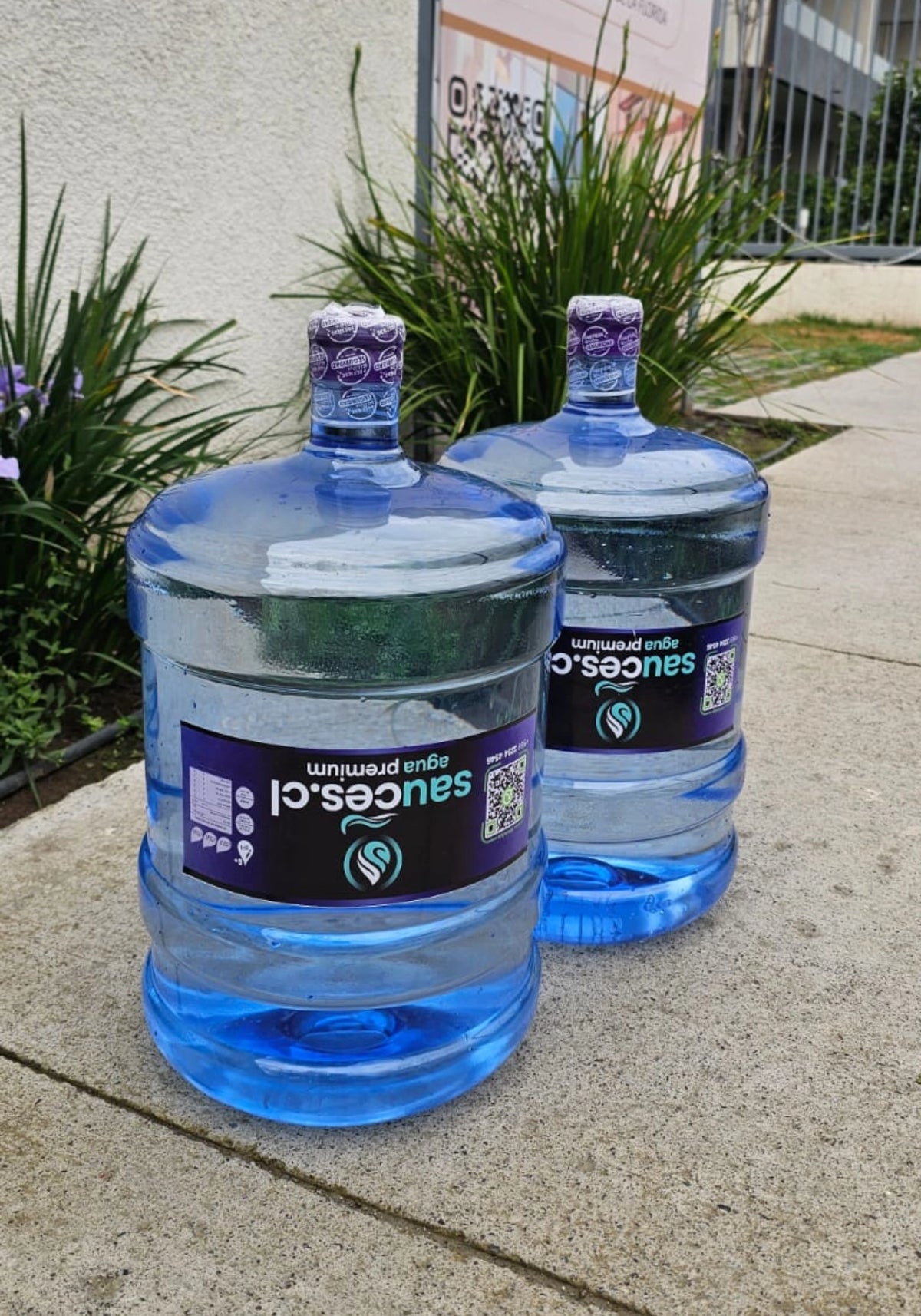Bidones Sauces.cl de agua alcalina 20 L entregados en la puerta de un domicilio