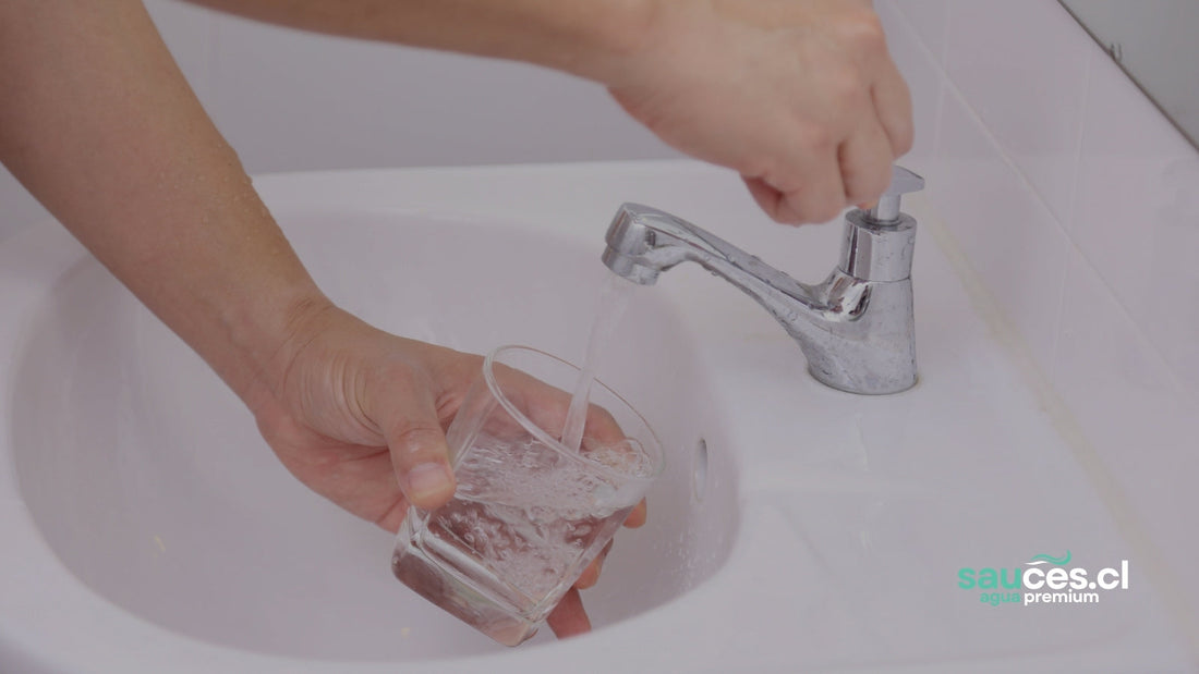¿Por qué el agua de la llave a veces sabe a cloro? Qué significa y cómo mejorar el sabor (sin perder seguridad)