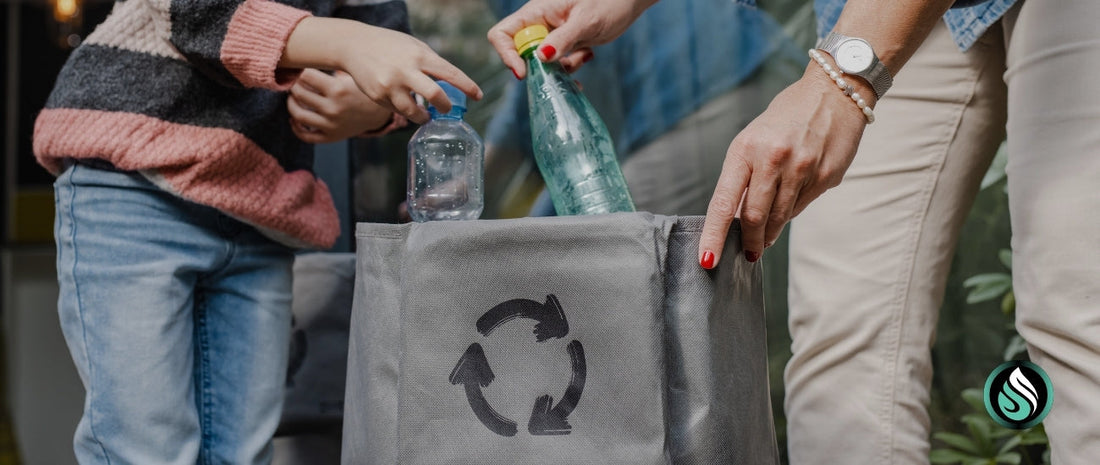 Economía circular aplicado a botellas de agua, contrastando con residuos plásticos, estilo educativo y limpio.