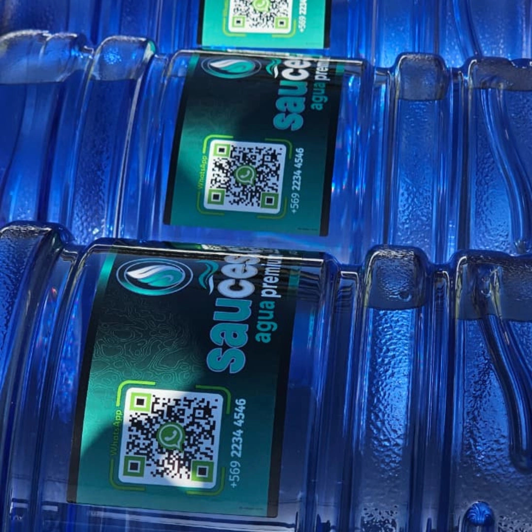 Bidones de agua purificada Sauces con código QR para pedidos por WhatsApp en Santiago