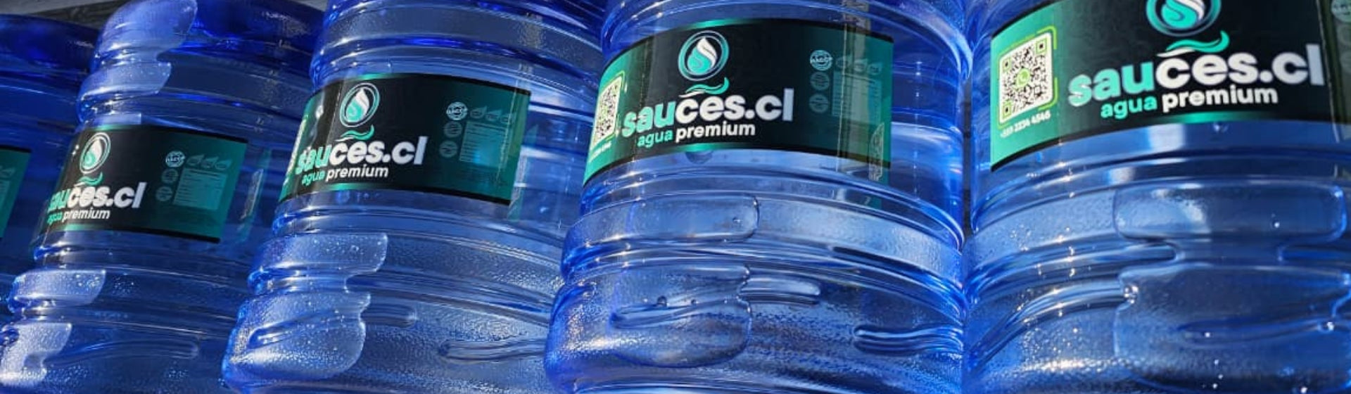 4 Bidones de agua purificada sauces pegándoles el sol de la mañana a sus etiquetas