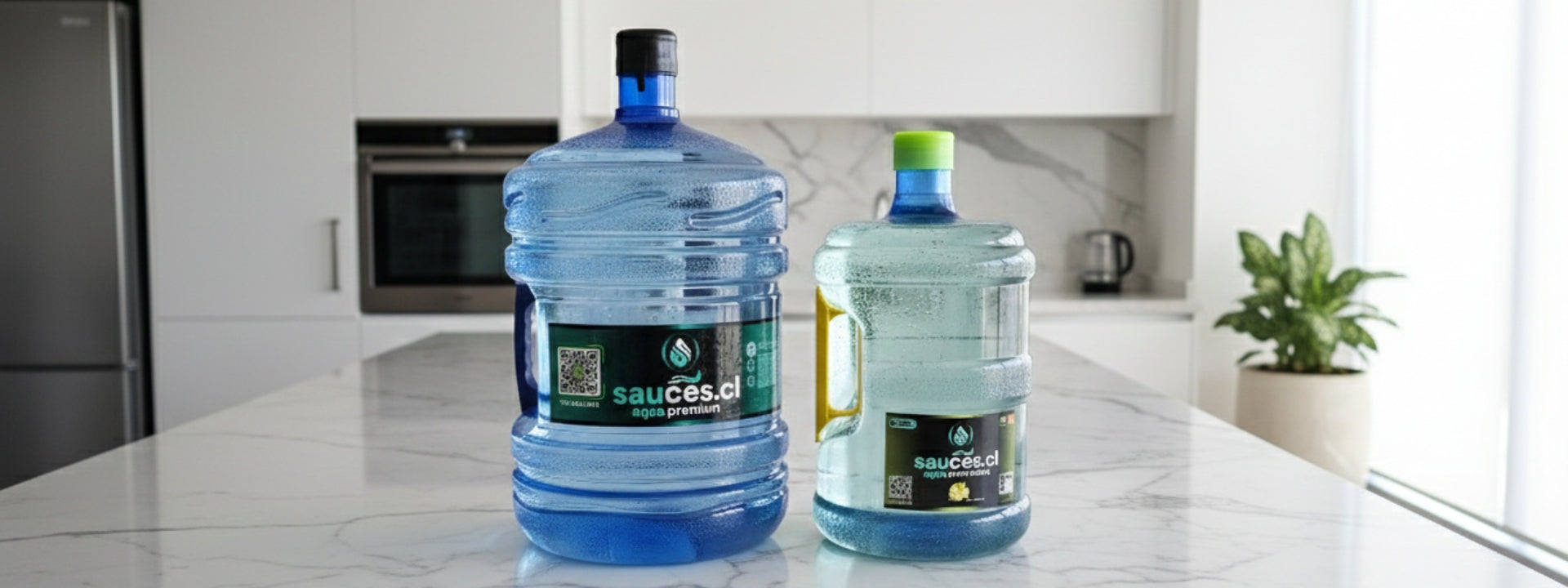 Banner panorámico de escritorio Sauces mostrando bidones premium de agua purificada y saborizada, fríos y con condensación, sobre mesón de mármol en cocina moderna y soleada.