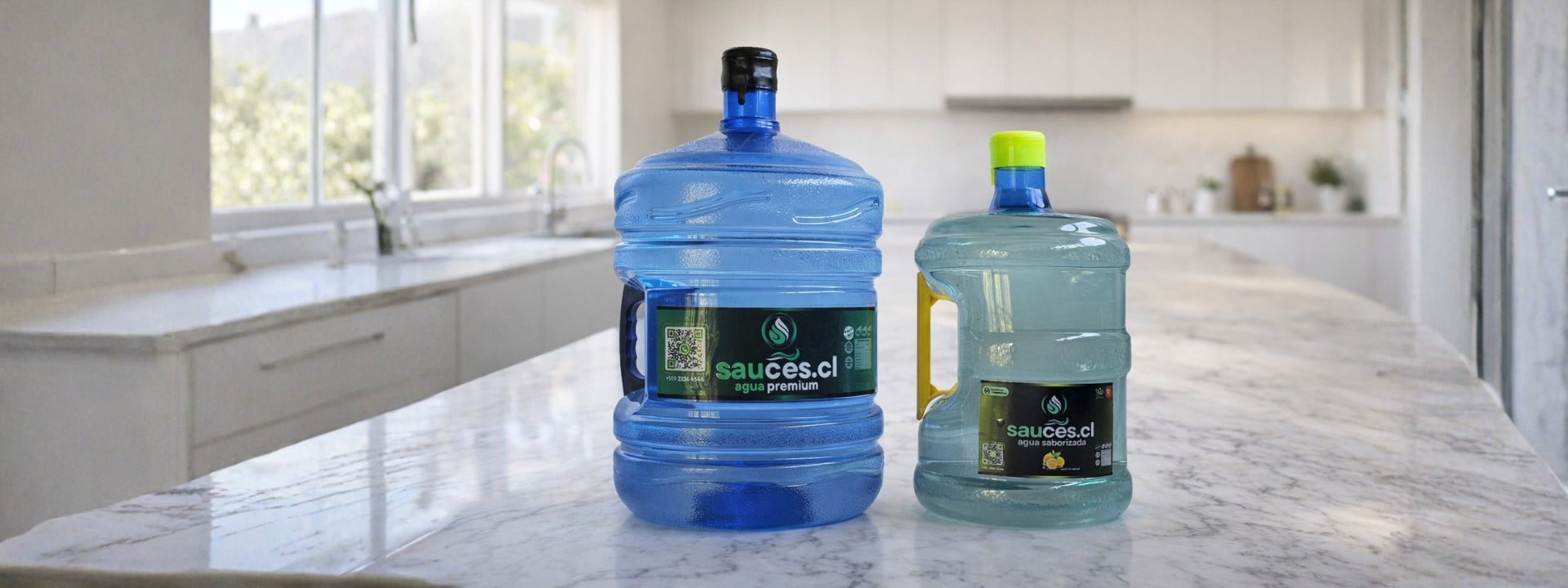 Banner panorámico de escritorio web Sauces.cl mostrando bidones premium de agua purificada y saborizada , sobre mesón de mármol en cocina moderna y soleada.