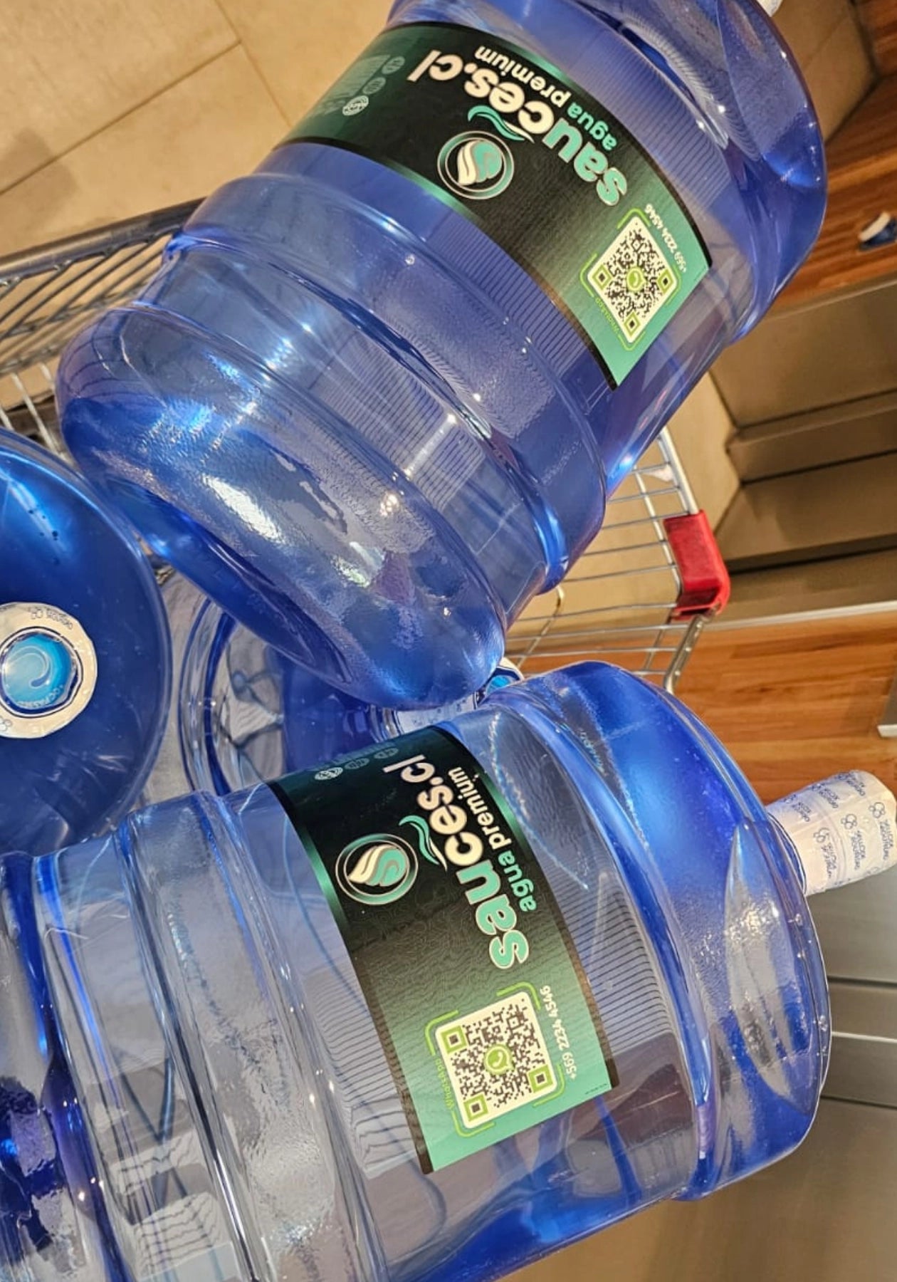 Bidones Sauces.cl de 20 L apilados en el carro durante el reparto en Santiago