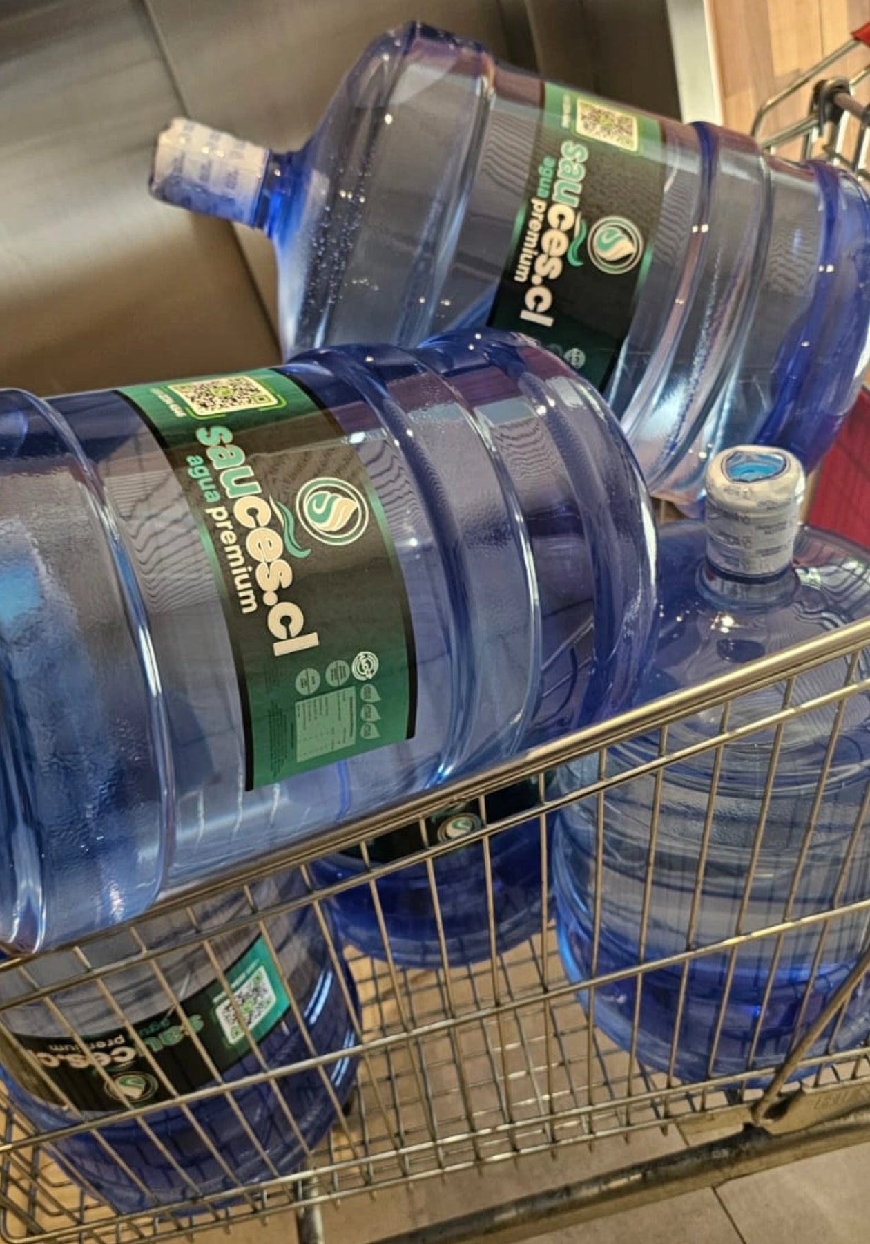 Carro cargado con bidones Sauces.cl de agua purificada de 20 litros