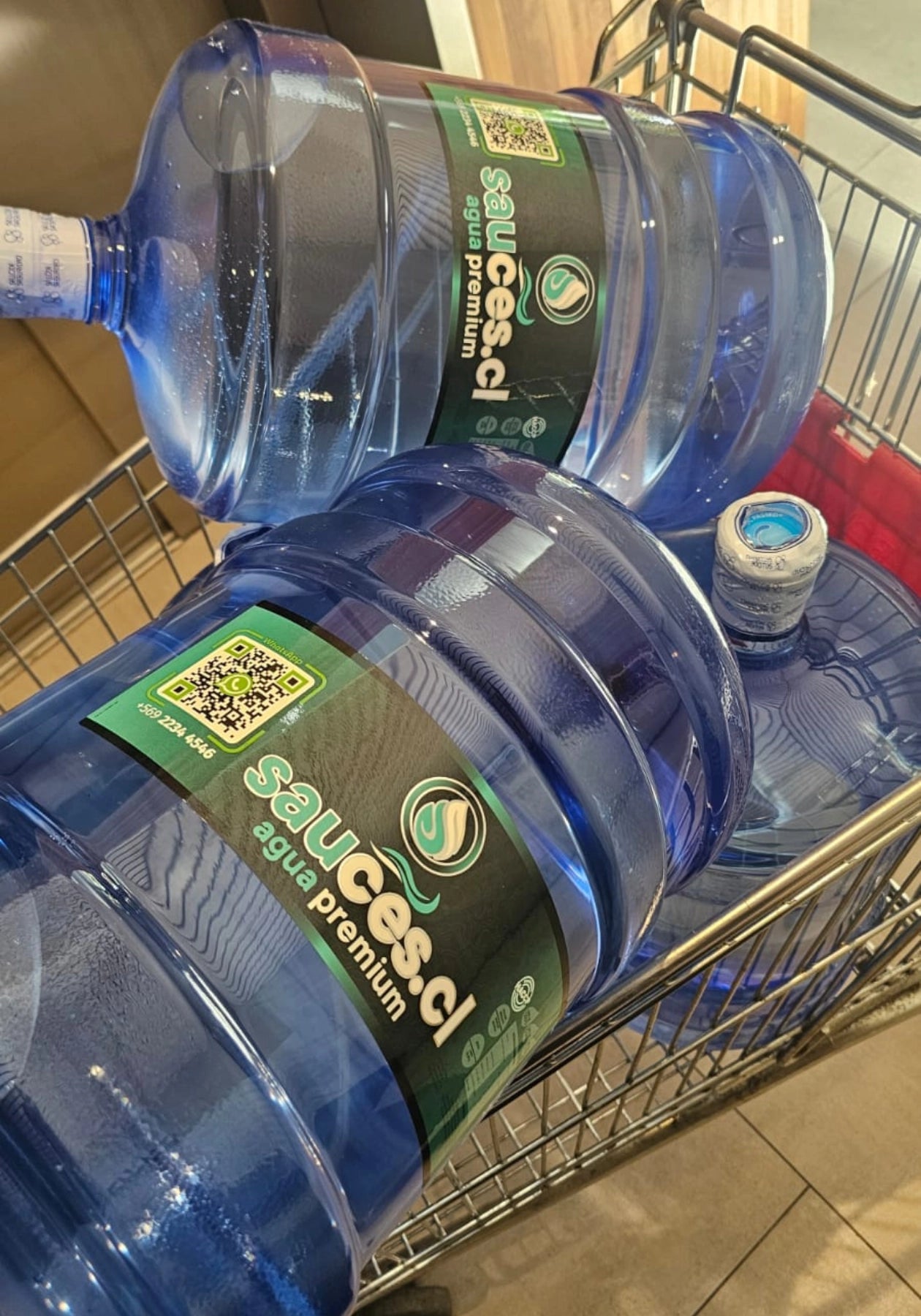 Bidones Sauces.cl de agua purificada 20 L en carro de reparto antes de la entrega