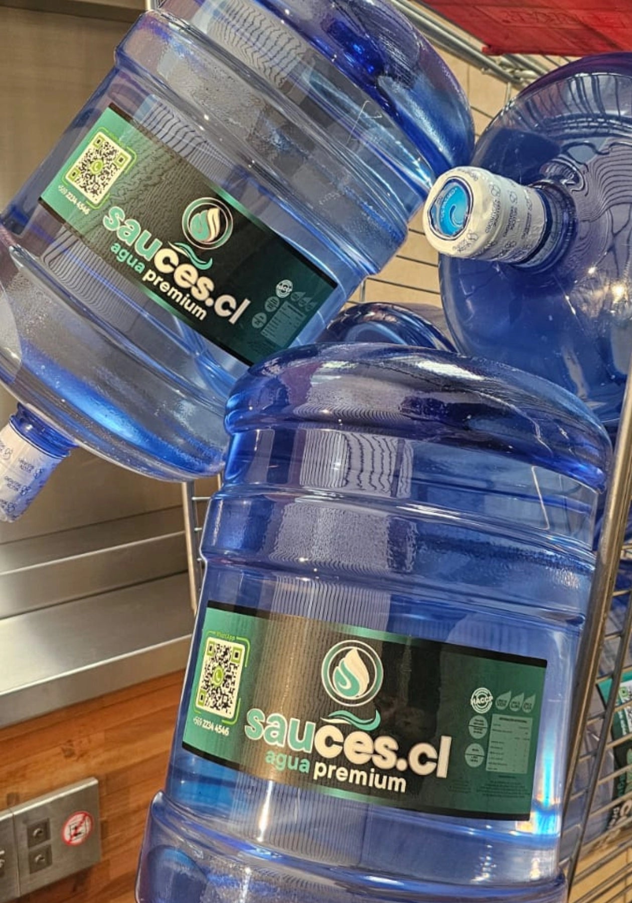 Bidones nuevos Sauces.cl de agua purificada 20 L con envase, vistos de cerca