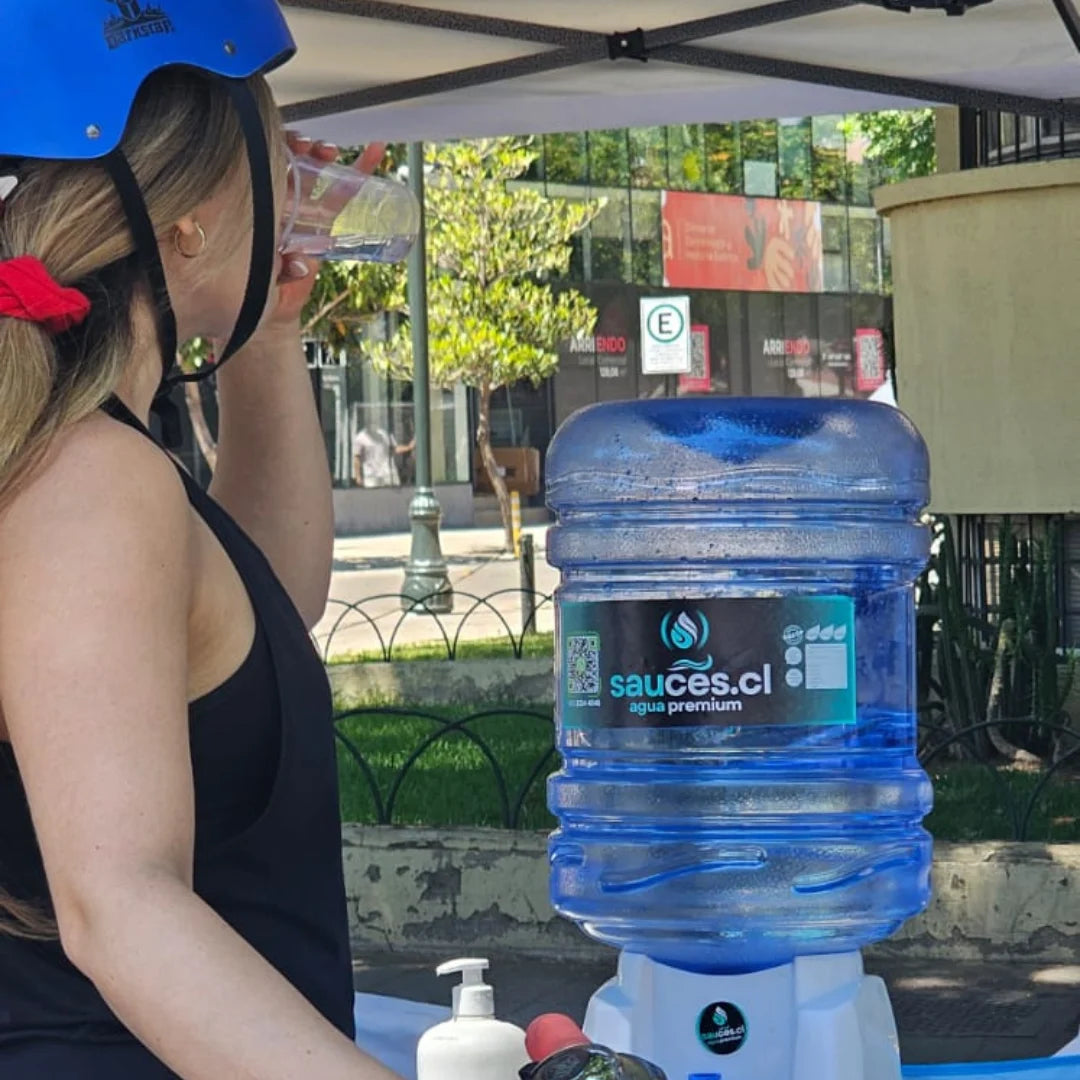 Dispensadores y bidones Sauces montados en un evento