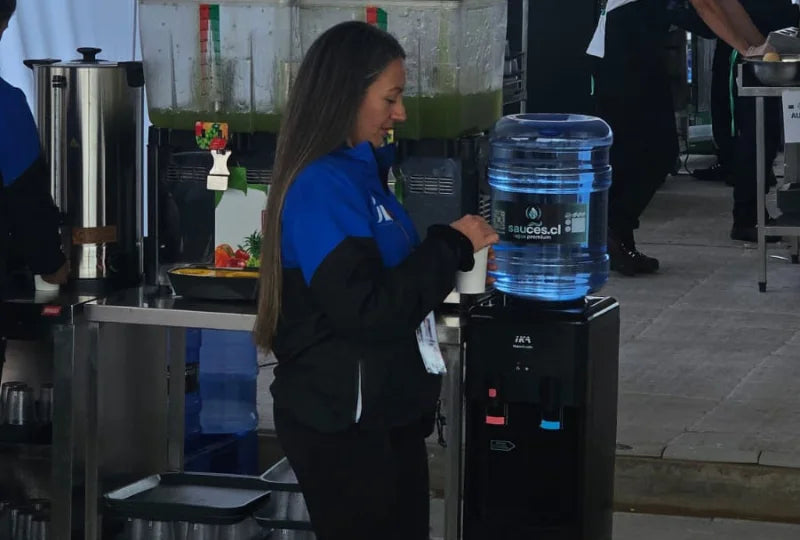 Dispensador de agua Sauces en evento en el Estadio Nacional
