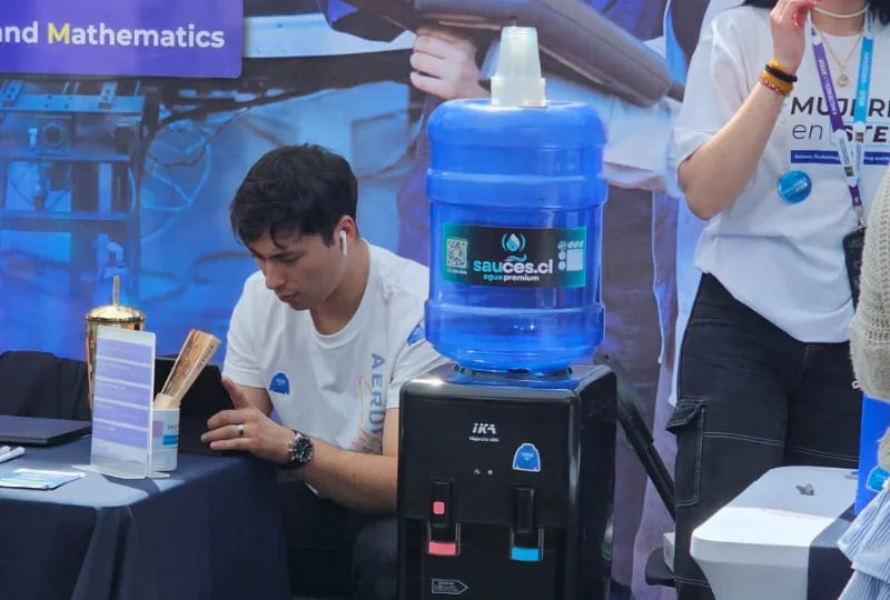 Dispensador de agua Sauces en evento en la Universidad Santa María