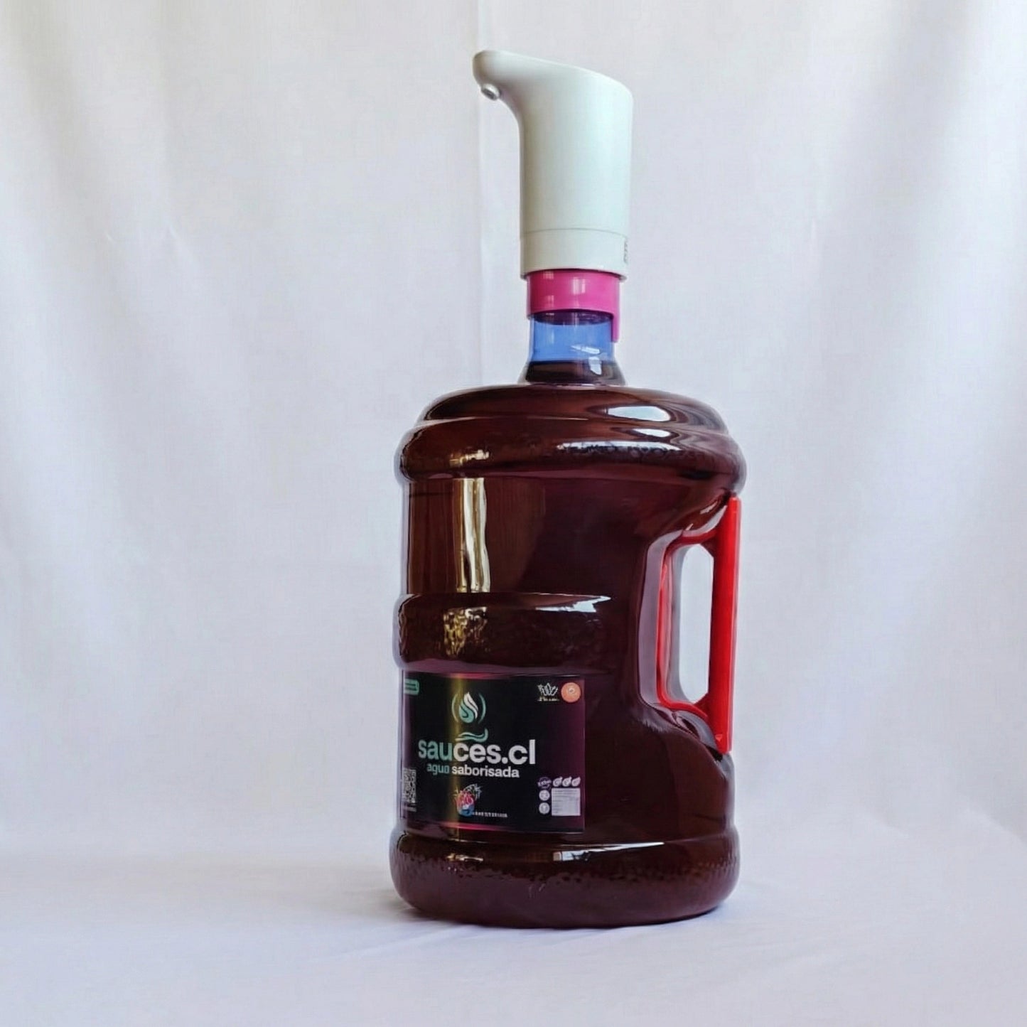Pack premium de Sauces.cl con 1 bidón de 10 litros de agua saborizada sabor frutos rojos y dispensador eléctrico USB modelo Pro en edición azul con rojo. Bebida funcional enriquecida con prebióticos, vitamina C y stevia.