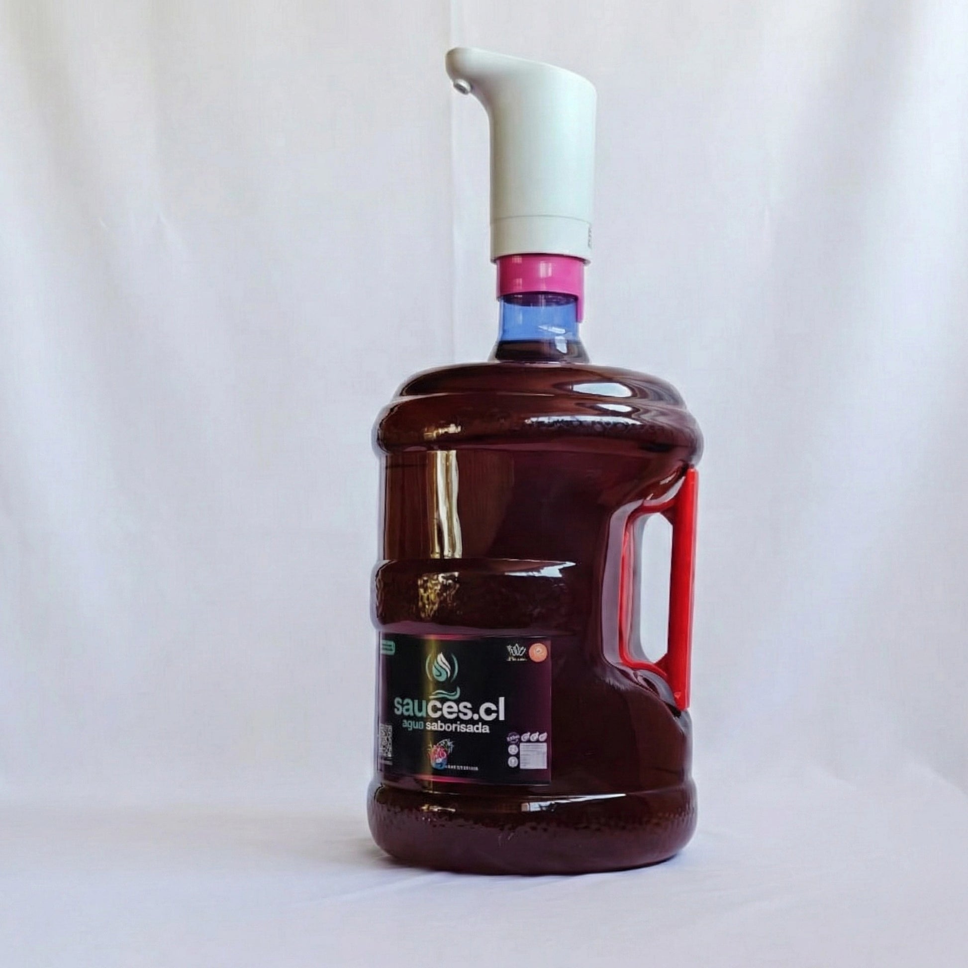 Pack premium de Sauces.cl con 1 bidón de 10 litros de agua saborizada sabor frutos rojos y dispensador eléctrico USB modelo Pro en edición azul con rojo. Bebida funcional enriquecida con prebióticos, vitamina C y stevia.