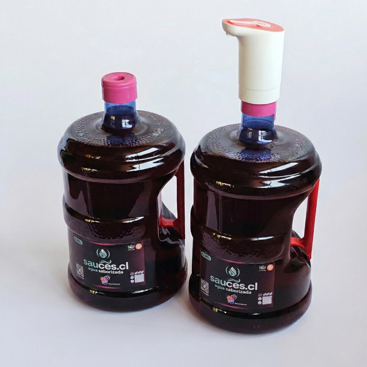 Pack premium de Sauces.cl que incluye 2 bidones de 10 litros de agua saborizada sabor frutos rojos y un dispensador eléctrico USB modelo Pro en edición rojo con azul. Bebida funcional con prebióticos, vitamina C y stevia.