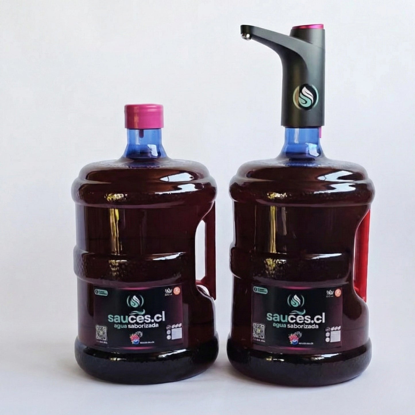 Pack premium de Sauces.cl que incluye 2 bidones de 10 litros de agua saborizada sabor frutos rojos y un dispensador eléctrico USB modelo Pro. Bebida funcional con prebióticos, vitamina C y stevia.