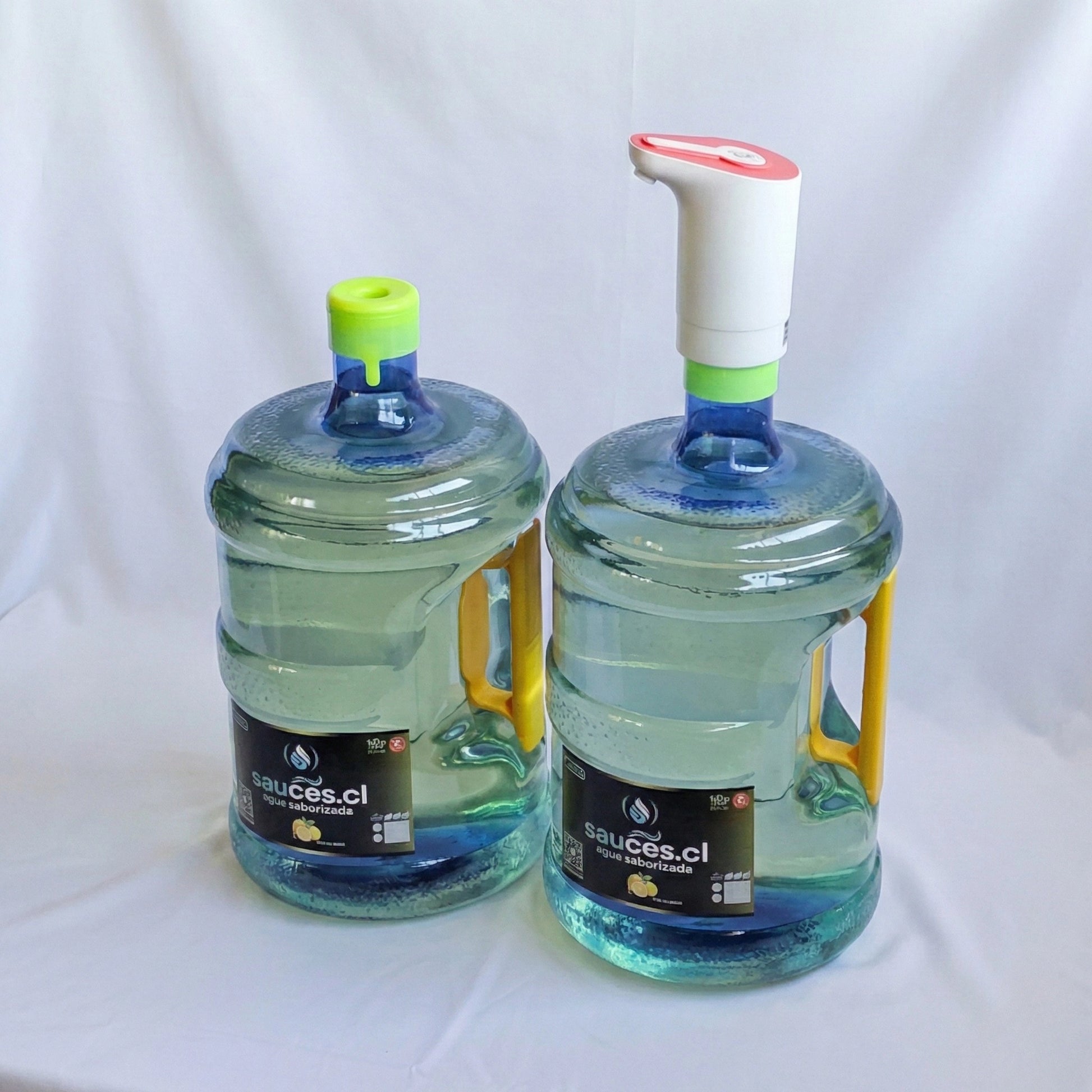 Pack premium de Sauces.cl con 2 bidones de 10 litros de agua saborizada sabor menta limón y dispensador eléctrico USB modelo Pro en edición azul con rojo. Bebida funcional enriquecida con prebióticos, vitamina C y stevia.