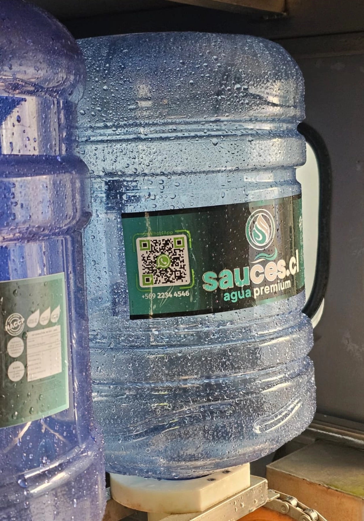 Bidón Sauces.cl de agua purificada 20 L con condensación, cargado en el reparto