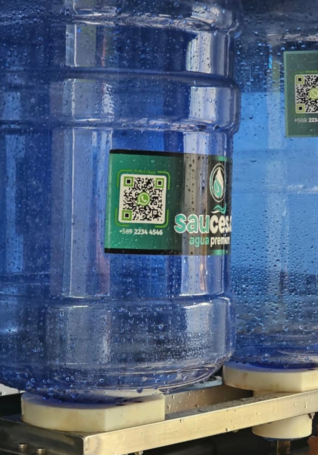 Bidones Sauces.cl de 20 litros recién cargados, listos para despacho