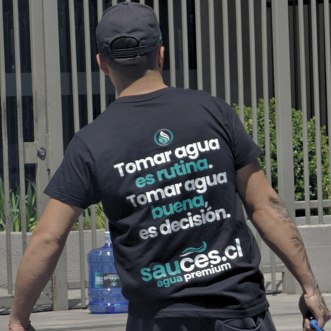 Repartidor de Sauces entregando bidones de agua purificada a domicilio