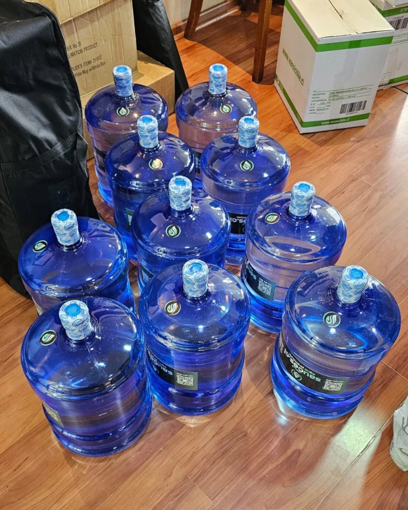 Grupo de bidones Sauces.cl de 20 litros sellados, preparados para un pedido
